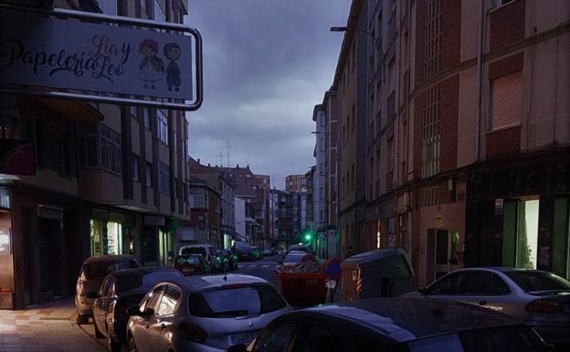 Ciudadanos denuncia que el retraso en el encendido de las farolas deja las calles de León a media luz