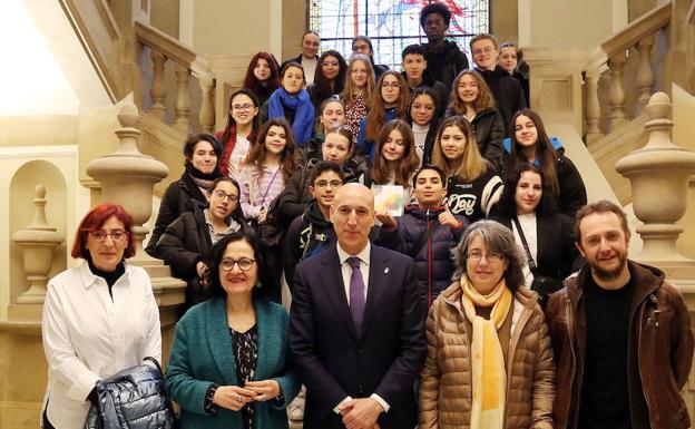 Diez da la bienvenida a León a los erasmus franceses del instituto Eras de Renueva