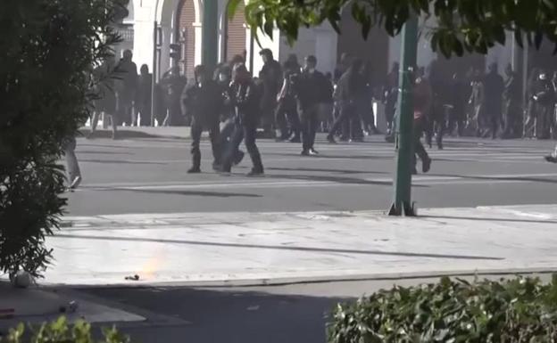 Manifestantes se enfrentan violentamente a la policía en Grecia por la tragedia ferroviaria