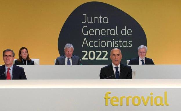 El Gobierno advierte a Ferrovial que vigilará la «letra pequeña» del cambio de sede