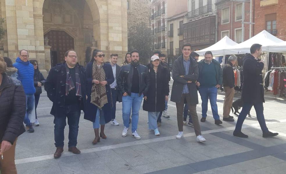 La candidata a la presidencia de nuevas generaciones del PP de Castilla y León visita La Bañeza