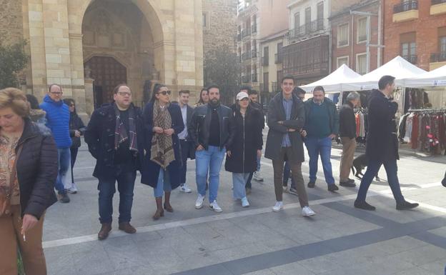 La candidata a la presidencia de nuevas generaciones del PP de Castilla y León visita La Bañeza