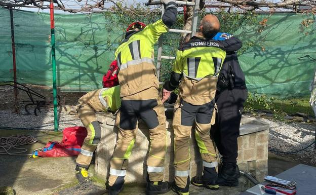 Los bomberos de Ponferrada rescatan a un perro de un pozo