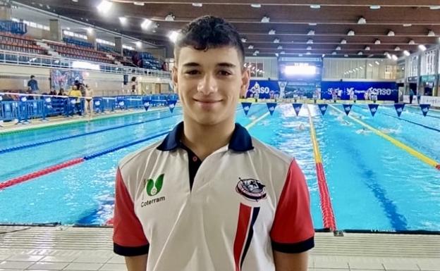 Hugo Valenciano mejora todos sus tiempos en los Campeonatos de natación infantil de invierno