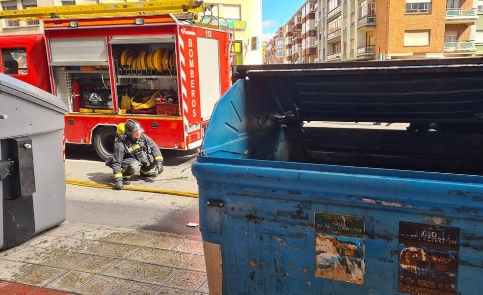 Un fuego en un contenedor moviliza a los bomberos de León