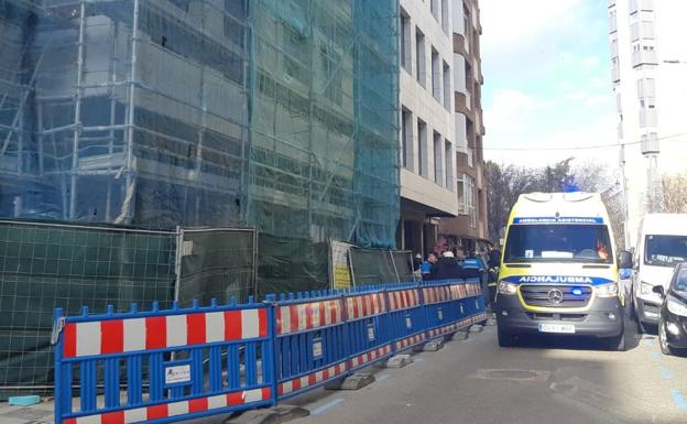 Dos trabajadores heridos al caerles encima un palet con material de construcción en una obra de León