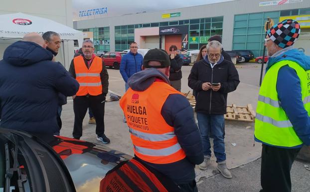 Ponferrada encara el primer día de la huelga de basuras, «una encerrona del Ayuntamiento y de la empresa»