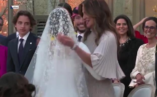 Rania de Jordania deslumbra en la boda de su hija Iman