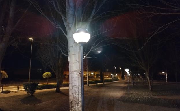 Coyanza renueva la iluminación del parque Vallezate con 9.400 euros y se pasa a LED