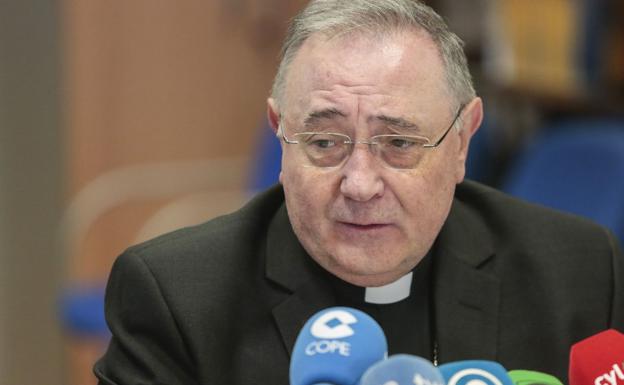 El obispo de León resalta en una carta pastoral los gestos en diez años de pontificado del Papa Francisco