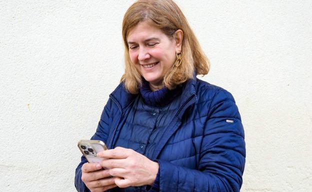 La candidata del PP al Ayuntamiento de León recoge propuestas ciudadanas a través de WhatsApp
