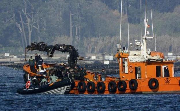 Reanudan el operativo para reflotar un 'narcosubmarino' hundido en Pontevedra