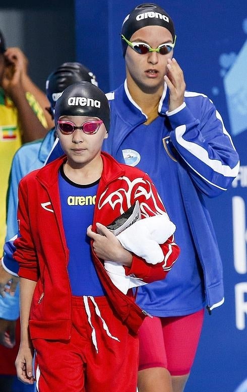 Alzain Tareq, la niña bareiní de 10 años que nada entre sus ídolos