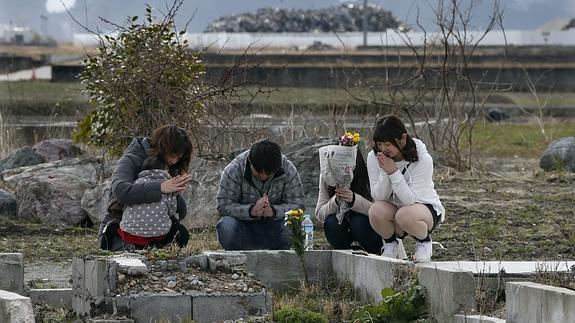 Japón recuerda con un minuto de silencio a las 18.000 víctimas del tsunami