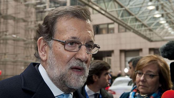Rajoy traslada a Sánchez su intención de consensuar una posición sobre refugiados