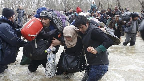 Miles de refugiados huyen a pie de Idomeni y entran en Macedonia