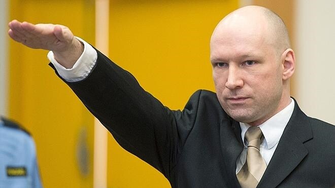 Breivik se presenta ante el tribunal con el saludo nazi