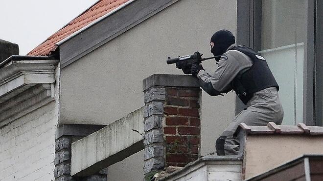 Un yihadista muerto y cuatro policías heridos en un tiroteo en Bruselas durante un registro