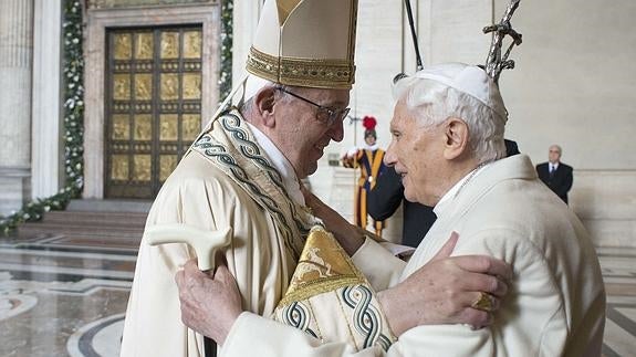 Benedicto XVI «se está apagando lentamente», según su secretario