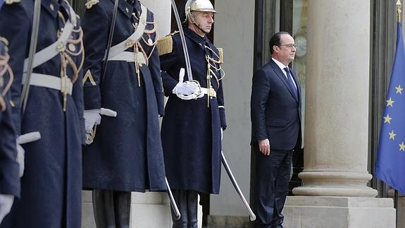 Hollande descarta modificar la Constitución para privar a los terroristas de la nacionalidad