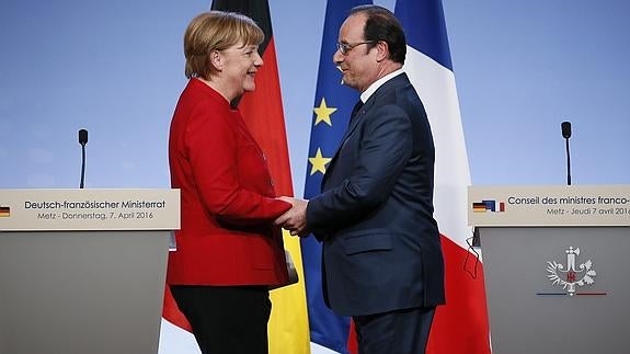 Hollande y Merkel seguirán apoyando a Ucrania, a pesar del «no» holandés