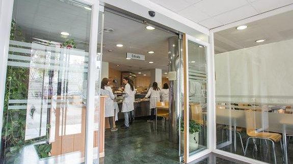 Once médicos de guardia, intoxicados tras ingerir comida en mal estado en la cantina del hospital