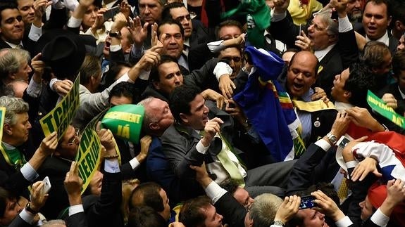 Rousseff queda a un paso de un juicio que le puede costar el cargo