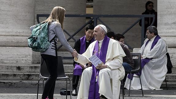 Francisco confiesa a adolescentes en la Plaza de San Pedro para celebrar el Jubileo de los Jóvenes