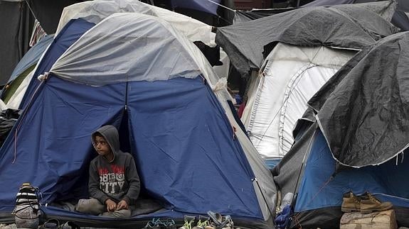 Decenas de inmigrantes logran entrar en Macedonia desde Idomeni