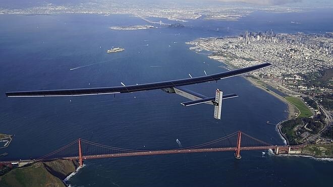 El Solar Impulse 2 aterriza en California tras cruzar el Pacífico
