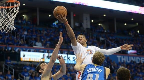 Westbrook responde a Cuban metiendo a los Thunder en semifinales