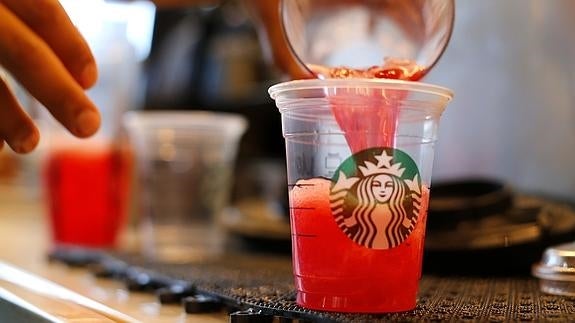 Demanda a Starbucks por poner «demasiado» hielo en sus bebidas