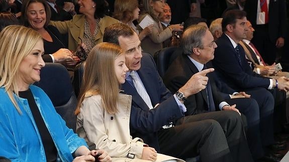 La Infanta Sofía 'debuta' en el Bernabéu después de que la Princesa Leonor fuera al Calderón