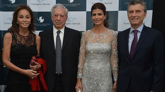 Vargas Llosa e Isabel Preysler acuden a una cena benéfica con Macri y su esposa