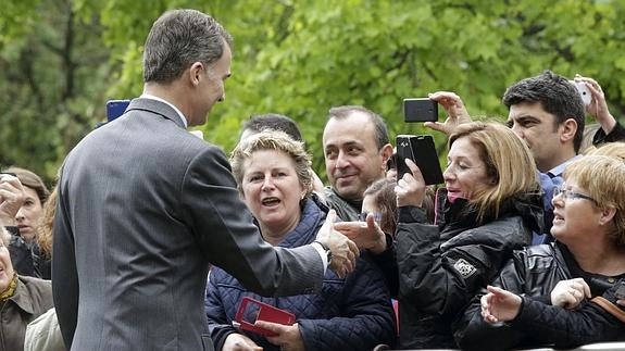 El Rey, a una mujer que pedía trabajo para los jóvenes: «Yo llego donde llego»