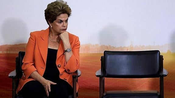 Rousseff pide a los brasileños resistir y defender la democracia