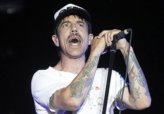 Los Red Hot Chili Peppers cancelan dos conciertos por la gastroenteritis de Kiedis