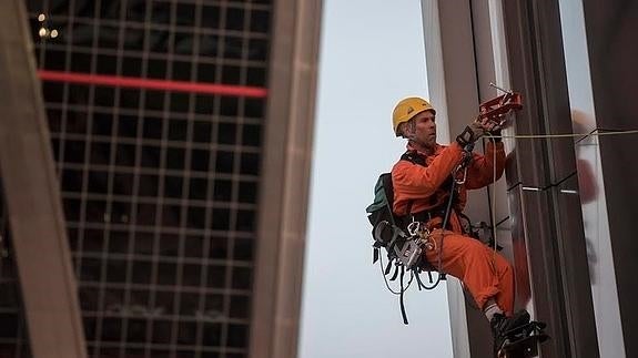 Activistas de Greenpeace escalan una de las Torres KIO para protestar contra el TTIP