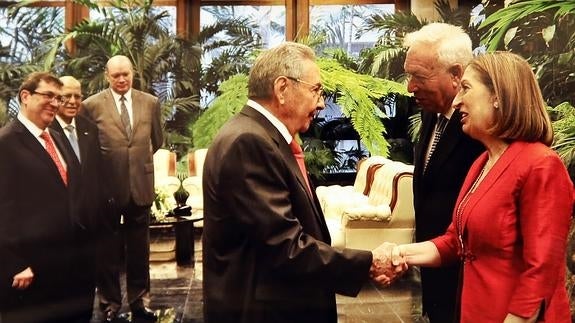 Margallo celebra la «cordialidad» de su reunión con Raúl Castro