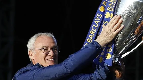 Claudio Ranieri, nombrado entrenador del año en Inglaterra