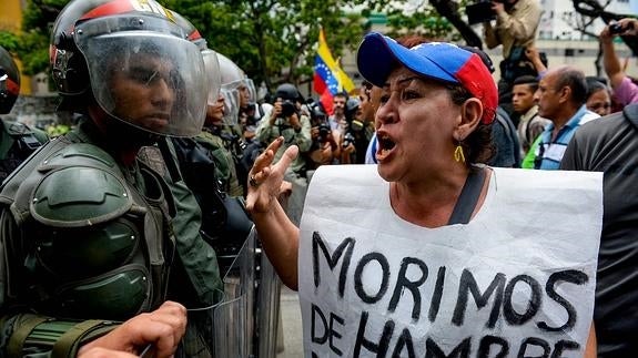 La Policía bloquea la marcha opositora en Caracas