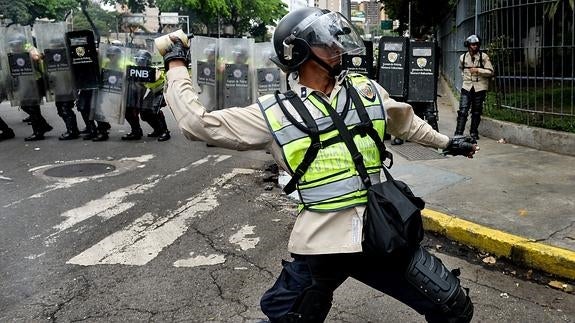 La Fiscalía venezolana investiga agresiones a policías durante la marcha opositora