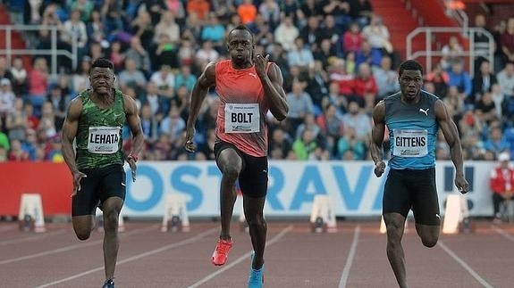 Bolt envía un aviso a Gatlin bajando de los diez segundos en Ostrava