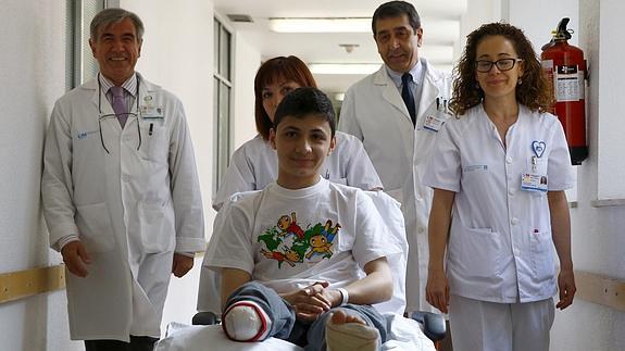 El niño sirio operado en Madrid por heridas de guerra recibe el alta hospitalaria