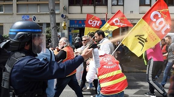 La extensión de las protestas en Francia amenaza la economía y al Gobierno