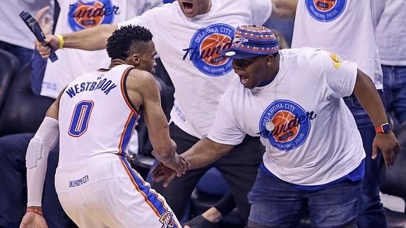 Westbrook y Durant colocan a los Warriors al borde de la eliminación