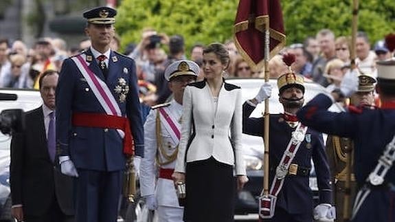 Vítores al Rey y abucheos a Carmena en el Día de las Fuerzas Armadas