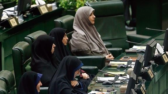 Irán inaugura el primer Parlamento de su historia con más mujeres que clérigos