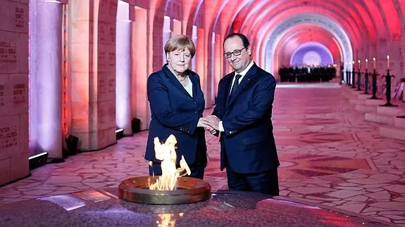 Hollande y Merkel piden más Europa cien años después de la batalla de Verdún