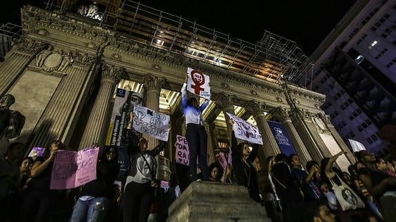 Ordenan el arresto de seis de los acusados de violar a una adolescente en Brasil